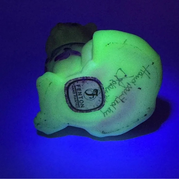 Fenton Burmese Sitting Cat Figurine with Handpainted and Roses Blue Eyes Glow - Picture 9 of 9